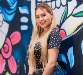 Fotografía de la emprendedora creadora de la marca Aroma en Llamas
