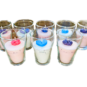 Vela artesanal en frasco de vidrio de 3,5 oz con figura decorativa de cera en colores celeste, morado y rosado