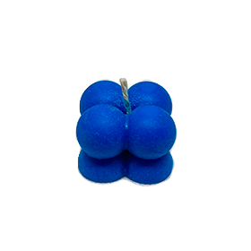 Mini vela artesanal azul con forma de cubo de burbujas, ideal como recuerdo de baby shower o cumpleaños